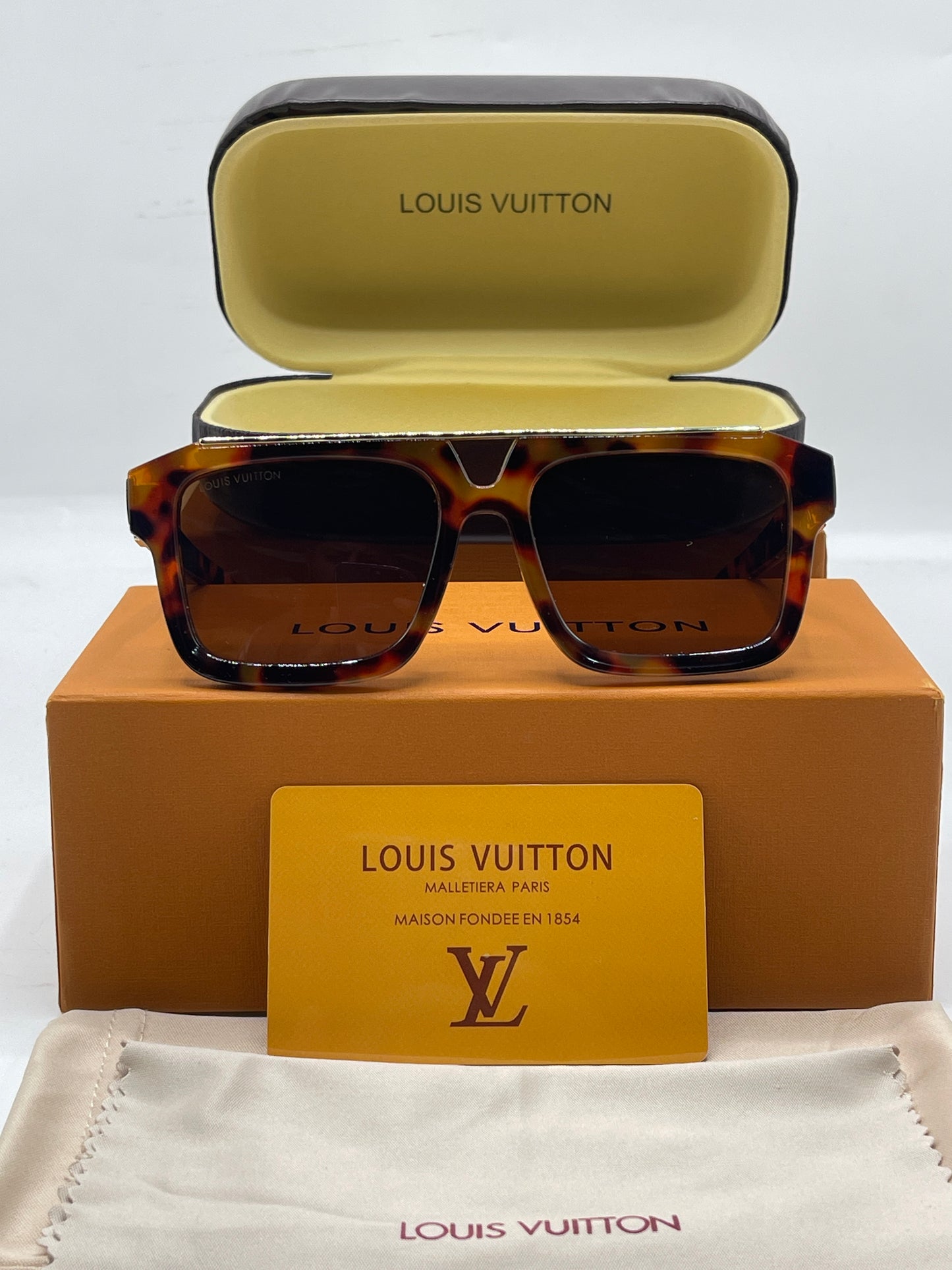 BRANDED SUNGLASSES