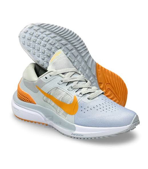 NKE - Air Zoom Vomero 16