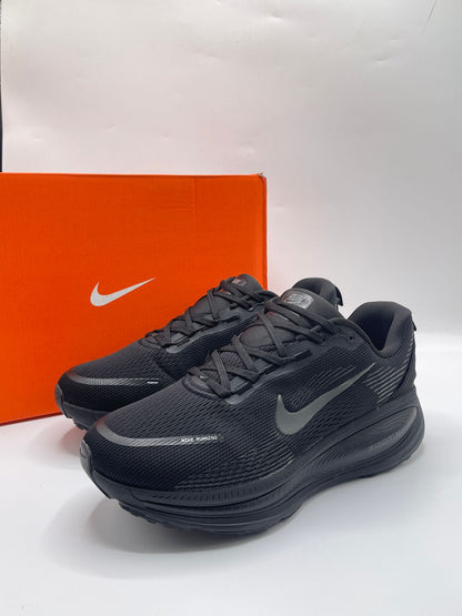 NIKE VOMERO 18